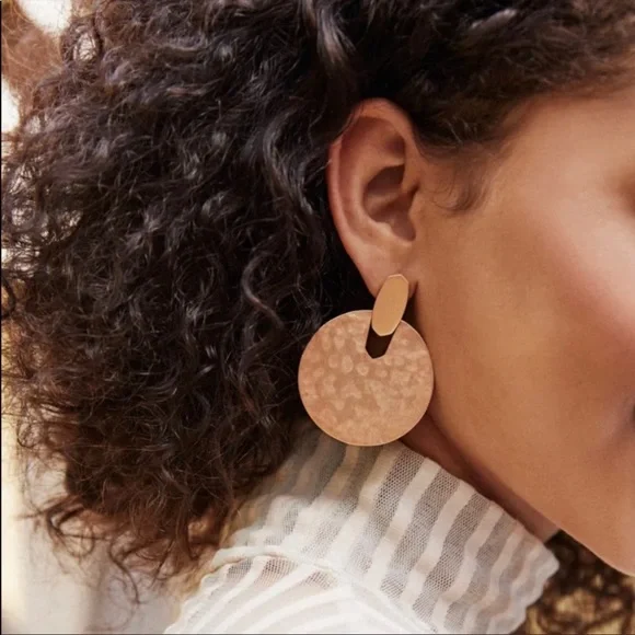 NWOT Kendra Scott Didi Gold Statement Earrings - Picture 8 of 8